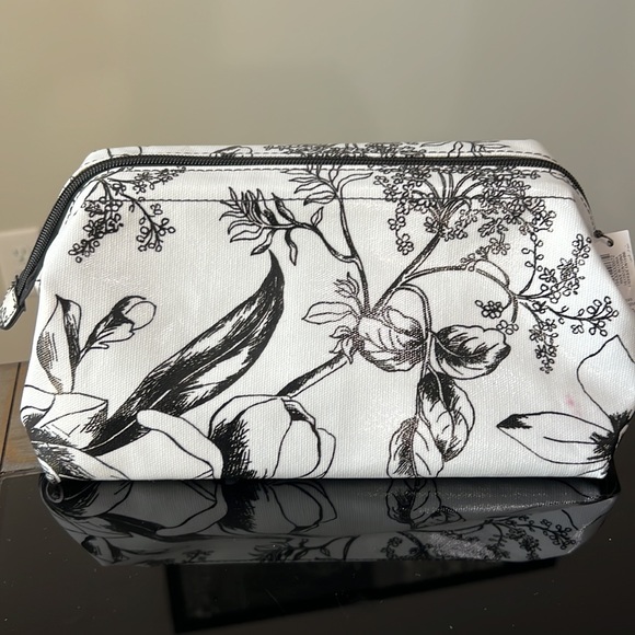 WHBM Travel Bag NWT - Picture 5 of 6